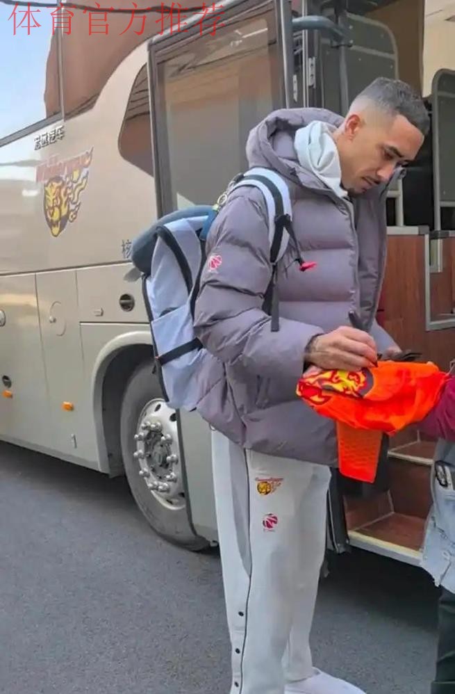 广东队出发浙江打客场!徐杰贴纱布跟队,杜润旺张皓嘉崔永熙缺席 广东队出发浙江打客场!徐杰贴纱布跟队,杜润旺张皓嘉崔永熙缺席