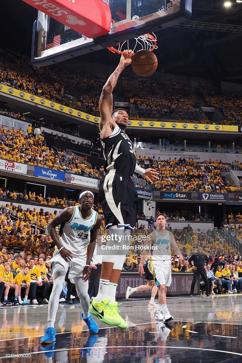 麦科勒姆关键后仰强投不中,老鹰主场2分惜败雄鹿 麦科勒姆关键后仰强投不中,老鹰主场2分惜败雄鹿